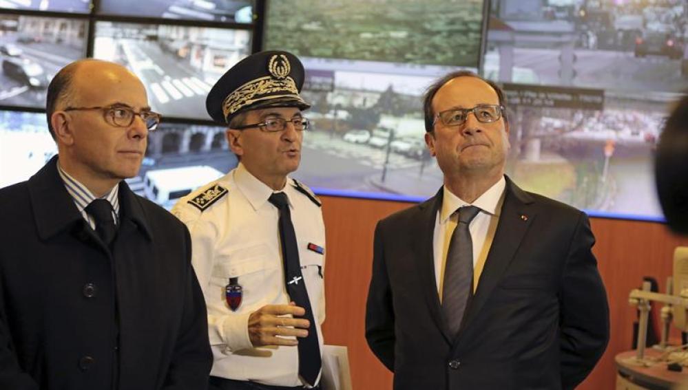 El presidente francés, François Hollande (d), y el ministro del Interior, Bernard Cazeneuve (i)