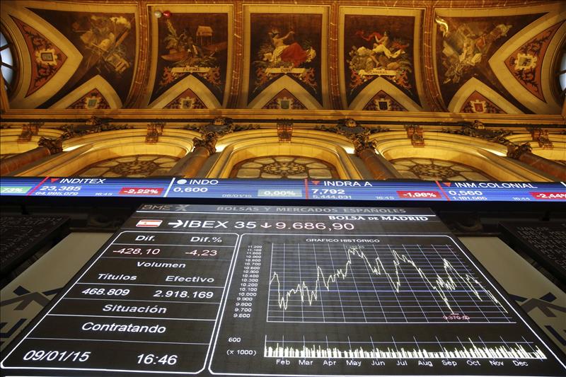 El Ibex se desploma un 4,88% por el miedo a otra crisis bancaria El Ibex se desploma un 4,88% por el miedo a otra crisis bancaria