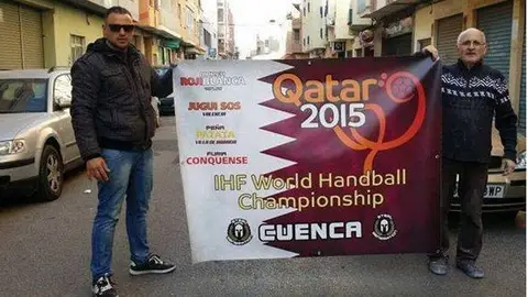 Miembros de la peña Furia Conquense sujetan una pancarta Miembros de la peña Furia Conquense sujetan una pancarta