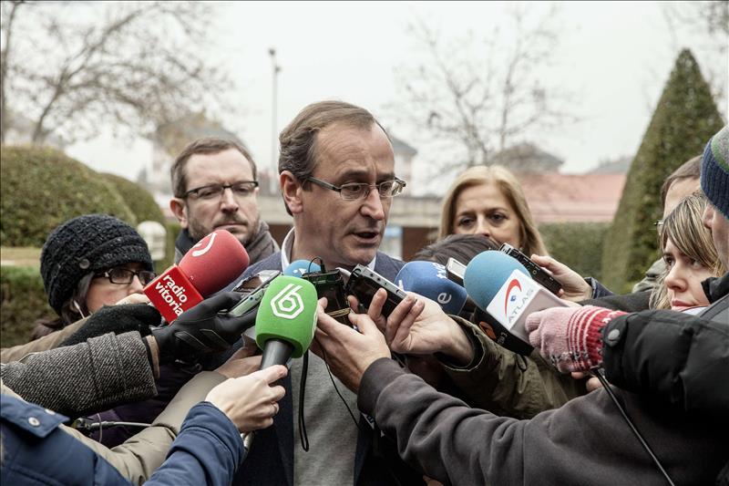 Alonso pide tomar nota de Cataluña porque es una "lección" de lo que pasa cuando "se elige el camino de la radicalidad" Alonso pide tomar nota de Cataluña porque es una "lección" de lo que pasa cuando "se elige el camino de la radicalidad"