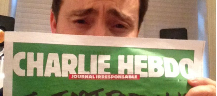 Jacobo de Regoyos con la portada de Charlie Hebdo Jacobo de Regoyos con la portada de Charlie Hebdo