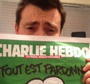 Jacobo de Regoyos con la portada de Charlie Hebdo Jacobo de Regoyos con la portada de Charlie Hebdo
