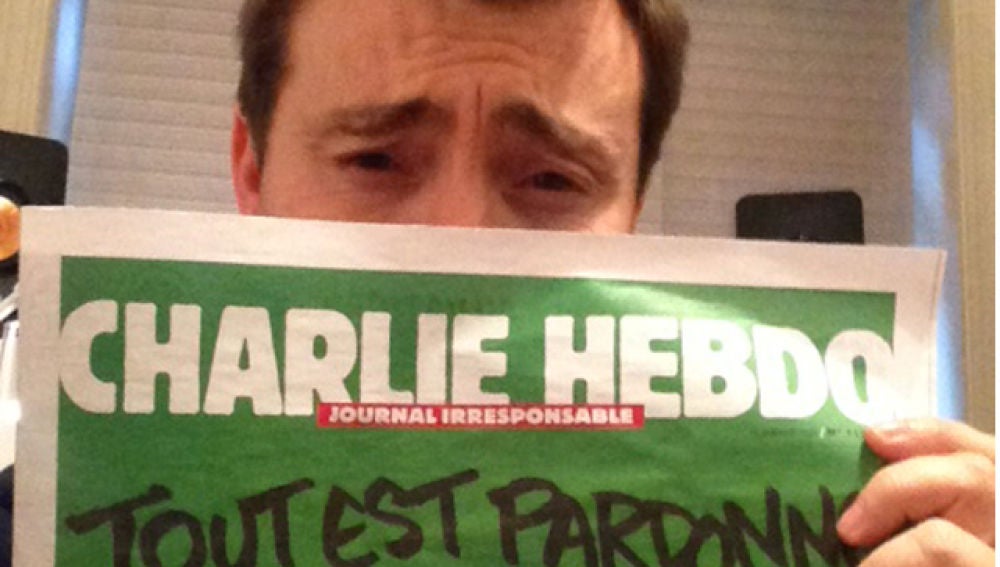 Jacobo de Regoyos con la portada de Charlie Hebdo