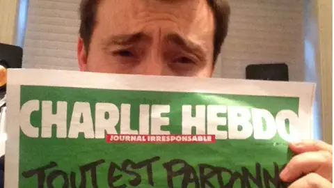 Jacobo de Regoyos con la portada de Charlie Hebdo Jacobo de Regoyos con la portada de Charlie Hebdo