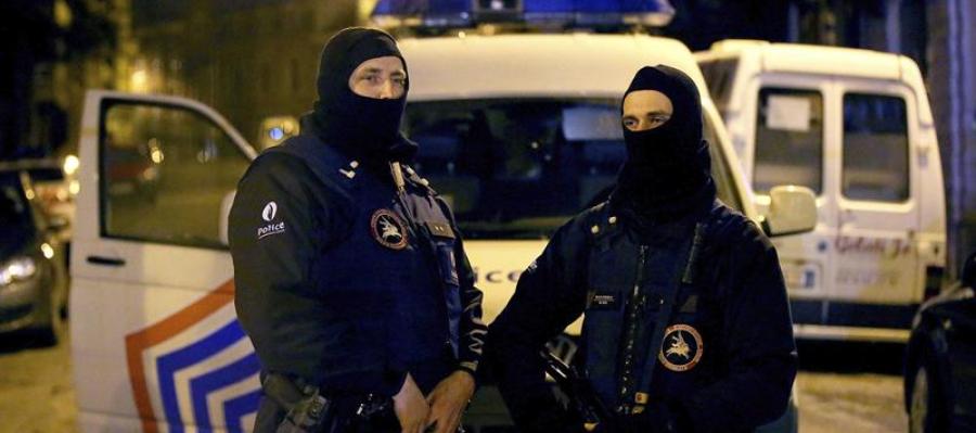 Dos agentes en la operación belga. Dos agentes en la operación belga.