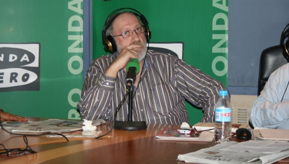 El periodista José Luis Alvite en los estudios de Onda Cero.