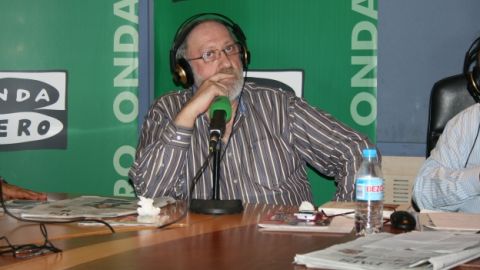 El periodista Jos&eacute; Luis Alvite en los estudios de Onda Cero.