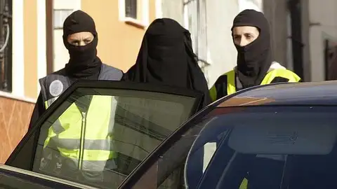 Una de las mujeres detenidas en Melilla, a la salida de la vivienda donde ha sido apresada en la ciudad autónoma Una de las mujeres detenidas en Melilla, a la salida de la vivienda donde ha sido apresada en la ciudad autónoma