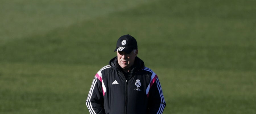 Ancelotti contempla un entrenamiento Ancelotti contempla un entrenamiento