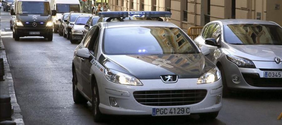 Coches de la Guardia Civil en una calle Coches de la Guardia Civil en una calle