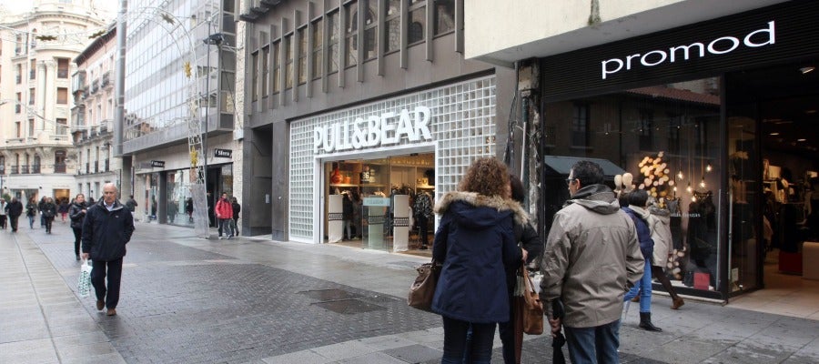 Calle Santiago de Valladolid, una de las más comerciales de la ciudad Calle Santiago de Valladolid, una de las más comerciales de la ciudad