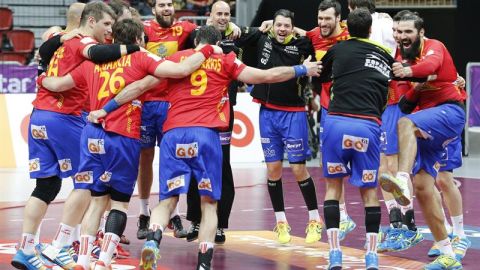 La selecci&oacute;n espa&ntilde;ola de balonmano celebra su triunfo