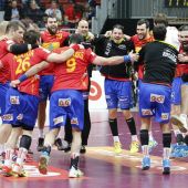 La selección española de balonmano celebra su triunfo