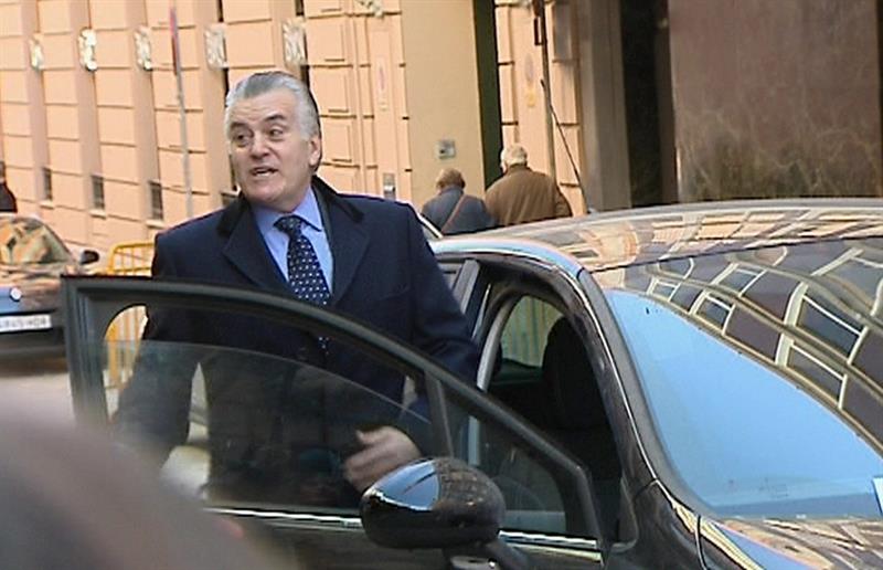 De la Mata sienta en el banquillo a Bárcenas y Lapuerta por la contabilidad B del PP De la Mata sienta en el banquillo a Bárcenas y Lapuerta por la contabilidad B del PP