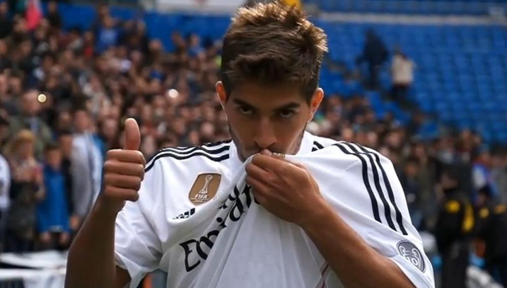 Lucas Silva besa el escudo del Real Madrid