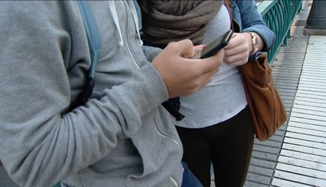 Aumentan entre los jóvenes las actitudes machistas, como controlar el móvil o los celos como sinónimo de amor Aumentan entre los jóvenes las actitudes machistas, como controlar el móvil o los celos como sinónimo de amor