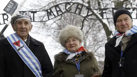 Exprisioneros ante Auschwitz Exprisioneros ante Auschwitz