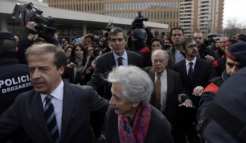Personas físicas: Billetes de 500 euros con la cara de Pujol para recibirle en el juzgado Personas físicas: Billetes de 500 euros con la cara de Pujol para recibirle en el juzgado