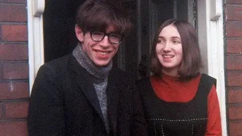 Stephen Hawking y Jane Wilde Stephen Hawking y Jane Wilde