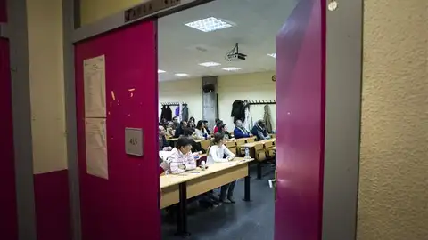 Varios universitarios antes de examinarse Varios universitarios antes de examinarse
