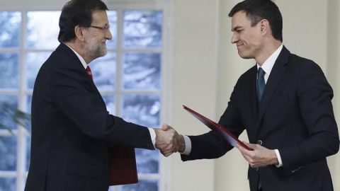 Mariano Rajoy y Pedro S&aacute;nchez firman el pacto antiterrorista