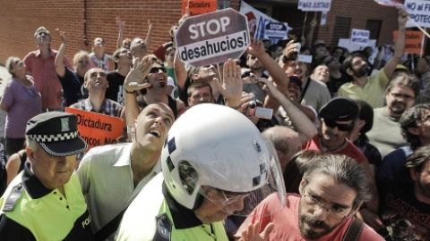 Decenas de persdonas consiguen paralizar de nuevo un desahucio en Carabanchel