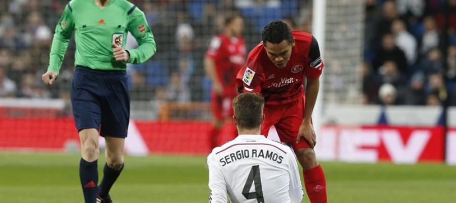 Sergio Ramos, tendido sobre el césped del Santiago Bernabéu Sergio Ramos, tendido sobre el césped del Santiago Bernabéu