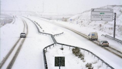 El temporal de nieve mantiene cortada la A-67 entre Cantabria y Palencia