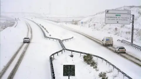 El temporal de nieve mantiene cortada la A-67 entre Cantabria y Palencia El temporal de nieve mantiene cortada la A-67 entre Cantabria y Palencia