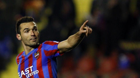 Barral celebra un tanto con el Levante