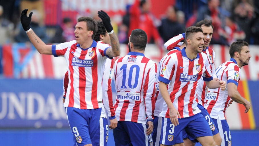 Mandzukic celebra con sus compa&ntilde;eros un gol al Real Madrid