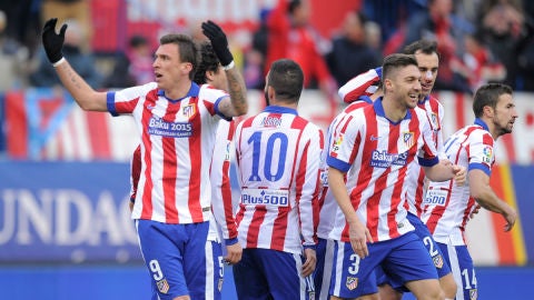 Mandzukic celebra con sus compa&ntilde;eros un gol al Real Madrid