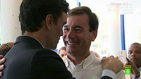 Tom&aacute;s G&oacute;mez y Pedro S&aacute;nchez se abrazan