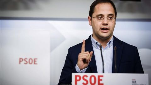 C&eacute;sar Luena en rueda de prensa