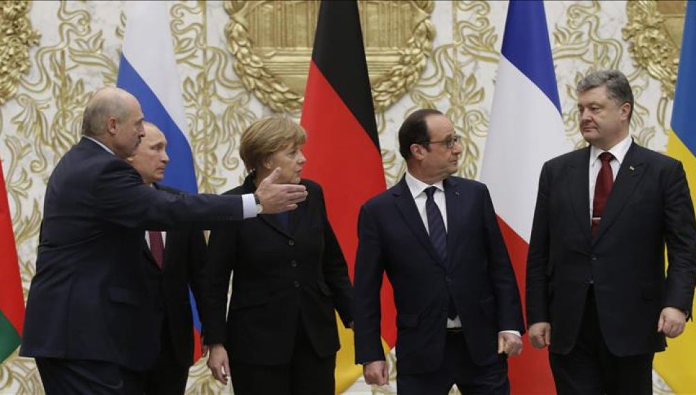 Los líderes abandonan la sede de la cumbre tras alcanzar un acuerdo de paz para Ucrania