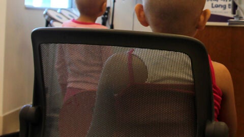 Dos ni&ntilde;os enfermos de c&aacute;ncer