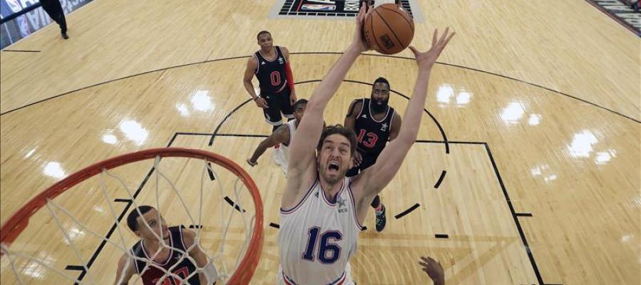 Pau Gasol en el salto inicial del All Star de la NBA. Pau Gasol en el salto inicial del All Star de la NBA.