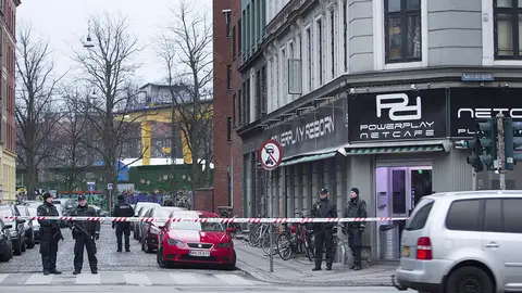 Policía danesa acordona la calle Policía danesa acordona la calle
