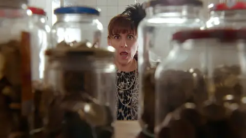 Pilar encuentra un pequeño tesoro Pilar encuentra un pequeño tesoro