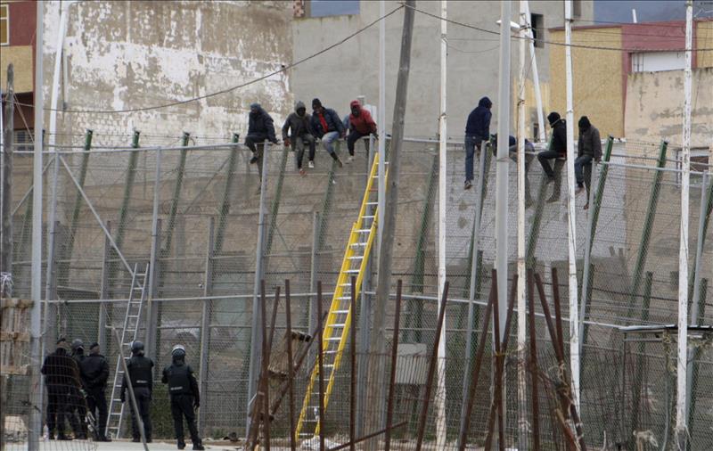 Al menos 30 inmigrantes entran en Melilla tras un nuevo salto a la valla Al menos 30 inmigrantes entran en Melilla tras un nuevo salto a la valla