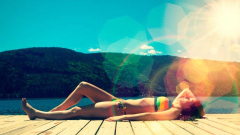 Mujer tomando el sol