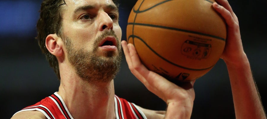 Pau Gasol prepara un lanzamiento a canasta Pau Gasol prepara un lanzamiento a canasta