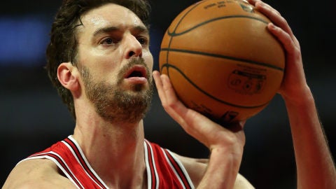 Pau Gasol prepara un lanzamiento a canasta