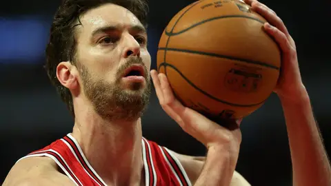 Pau Gasol prepara un lanzamiento a canasta Pau Gasol prepara un lanzamiento a canasta