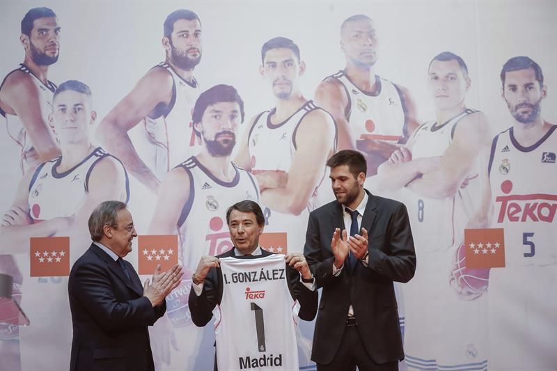 El Real Madrid ofrece la Copa del Rey en las instituciones madrileñas El Real Madrid ofrece la Copa del Rey en las instituciones madrileñas
