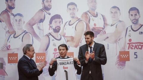 Florentino P&eacute;rez y Felipe Reyes junto a Ignacio Gonz&aacute;lez en la sede del gobierno madrile&ntilde;o