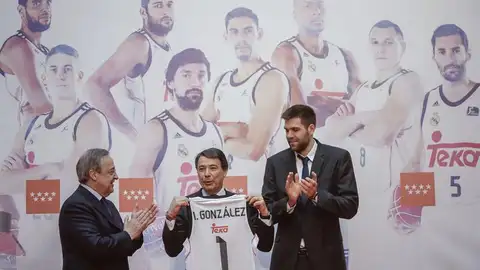 Florentino Pérez y Felipe Reyes junto a Ignacio González en la sede del gobierno madrileño Florentino Pérez y Felipe Reyes junto a Ignacio González en la sede del gobierno madrileño