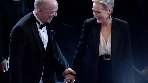 JK Simmons coge de la mano a Meryl Streep JK Simmons coge de la mano a Meryl Streep