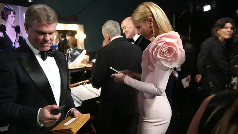 Gwyneth Paltrow revisa sus mensajes del móvil entre bambalinas Gwyneth Paltrow revisa sus mensajes del móvil entre bambalinas