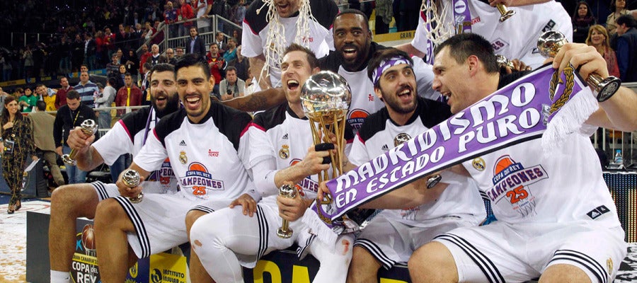 Los jugadores del real Madrid celebran la victoria en la Copa del Rey Los jugadores del real Madrid celebran la victoria en la Copa del Rey